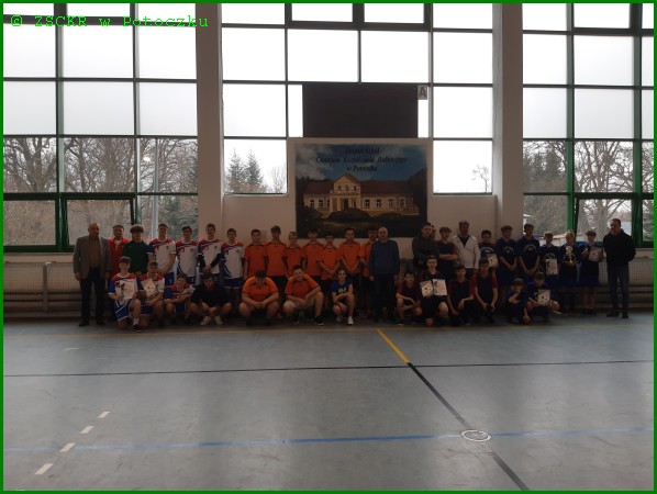 Pamiątkowe zdjęcie wszystkich uczestników turnieju ze swoimi opiekunami - Turniej Halowej Piłki Nożnej o Puchar Dyrektora ZSCKR w Potoczku – Potoczek 15.03.2023 r.