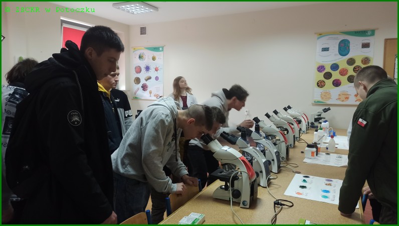 2.	Uczniowie podczas obserwacji próbek przez mikroskop: Od lewej: Tomasz Knieja  4BT,  Łukasz Baran 4B4,  Karol  Zyśko 4BT.