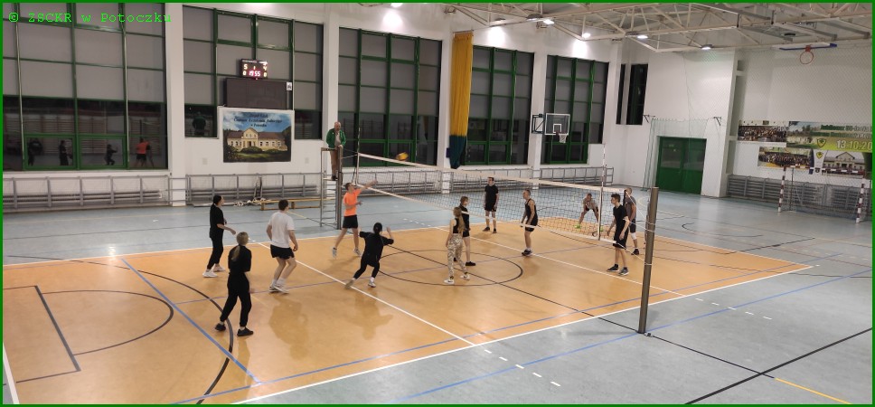 drużyna internatu ZSCKR w Potoczku podczas meczu z drużyną internatu ZST w Janowie Lubelskim.