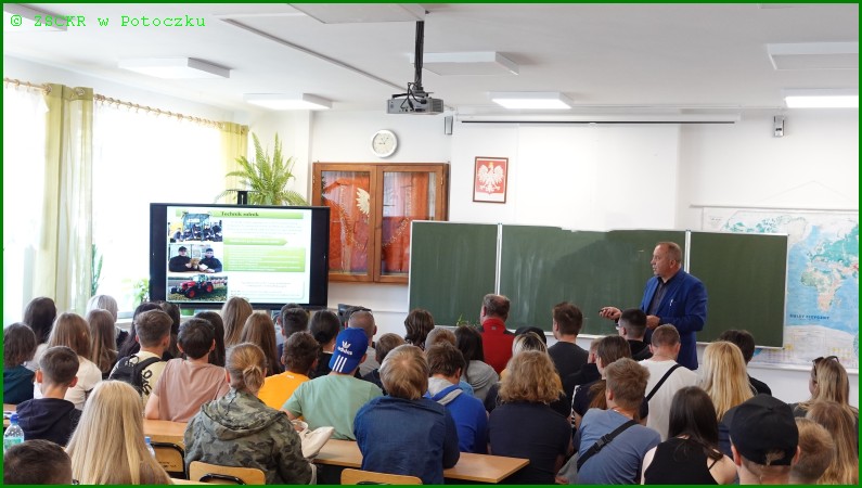 Dyrektor szkoły ZSCKR w Potoczku prowadzący prezentację o szkole dla uczniów 8 klas szkoły podstawowej, którzy odwiedzili nas w dniu 31.05.2023.