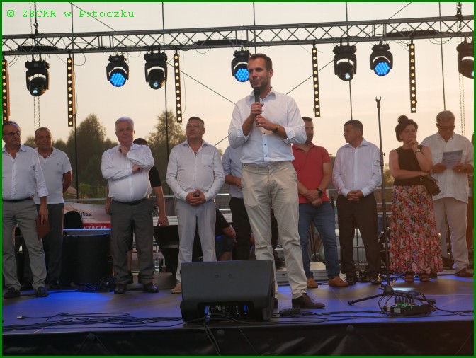 goście zaproszeni na scenie, drugi od lewej dyrektor szkoły Dariusz Wolan