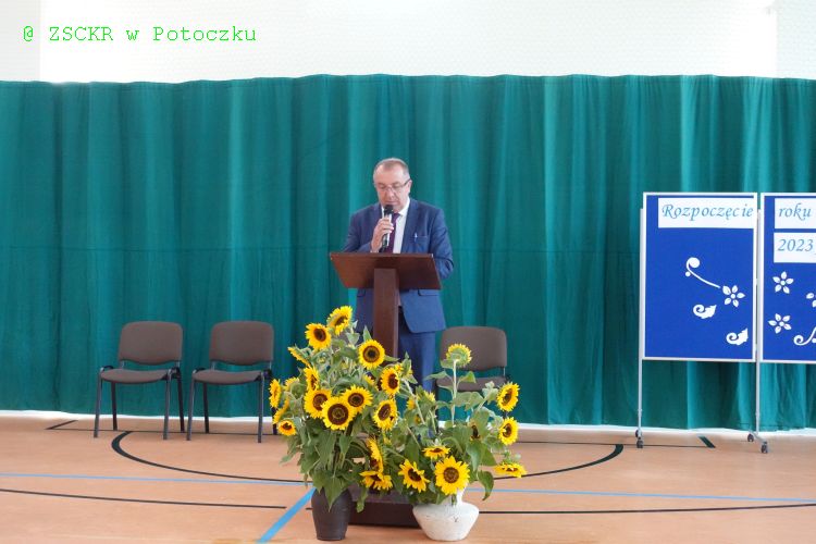 Dyrektor ZSCKR w Potoczku przemawiający na rozpoczęciu roku szkolnego 2023/2024 w dniu 04.09.2023.
