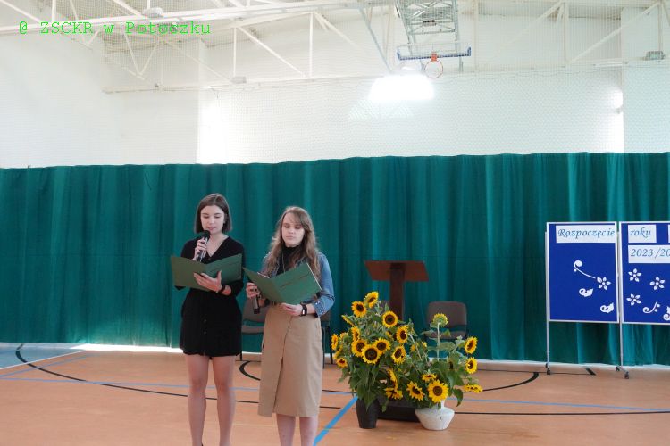 Uczennice Technikum ZSCKR w Potoczku w czasie wystąpienie przypominającego o wybuchu II wojny światowej. Od lewej Patrycja Kwiatek oraz Kamila Konopa.