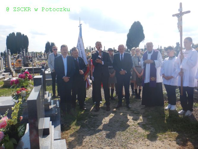 Modlitwa oraz złożenie wieńców na cmentarzu parafialnym w Potoku Wielkim