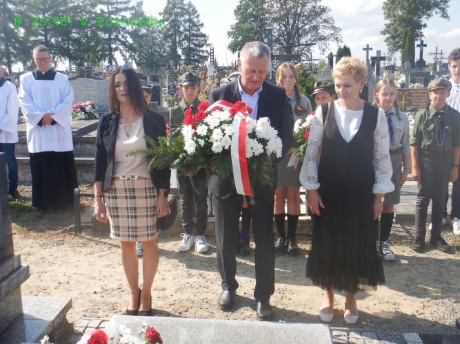 Delegacja ZSCKR w Potoczku składa wieniec na grobie poległych II wojny światowej