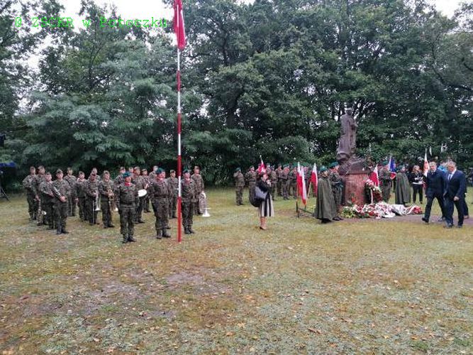 Opis krótki:Żołnierze pod pomnikiem Zieleniewskiego