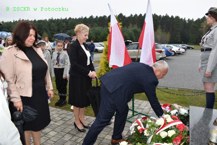 delegacja w składzie: wicedyrektor Andrzej Olszyński, Jolanta Olszyńska, Agata Czajka składa wieniec pod pomnikiem upamiętniającym ofiary pacyfikacji.