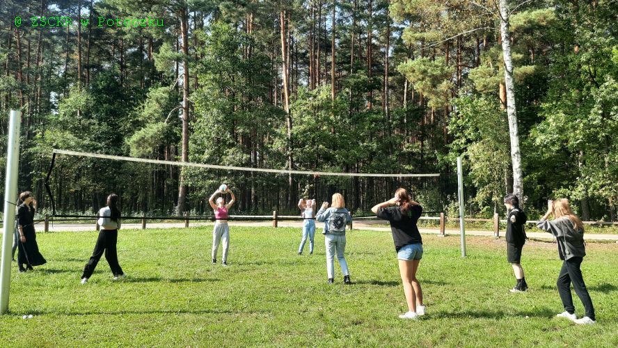 Uczennice klasy 2 PT podczas gry w siatkówkę w Osówku – 26.09.2023