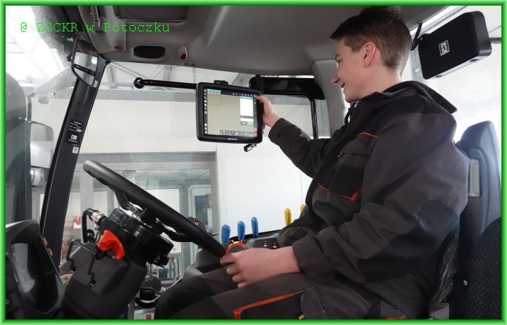 Uczeń klasy 2 BB Sochacki Grzegorz w czasie zajęć praktycznych prezentujący nowy zestaw nawigacji satelitarnej Topcon zamontowanej na ciągniku rolniczym Kubota M 6-122.