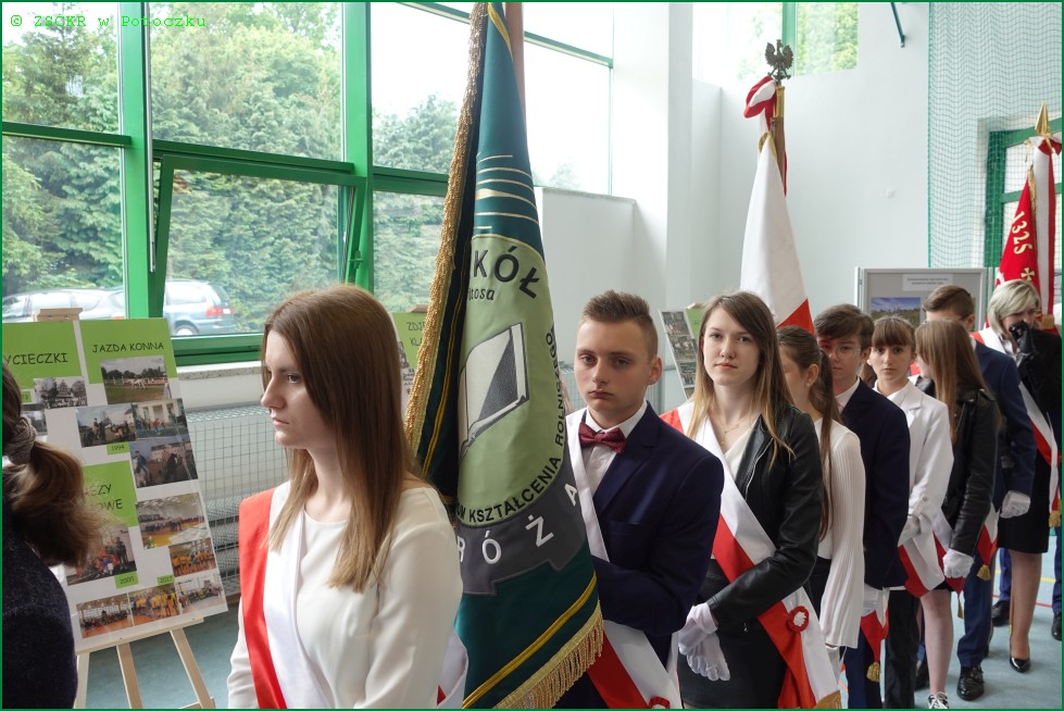 Delegacje ze sztandarami ze szkoły w Różańcu.