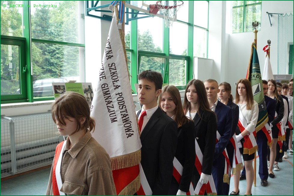 Delegacje ze sztandarami z szkoły podstawowej w Potoku Wielkim.