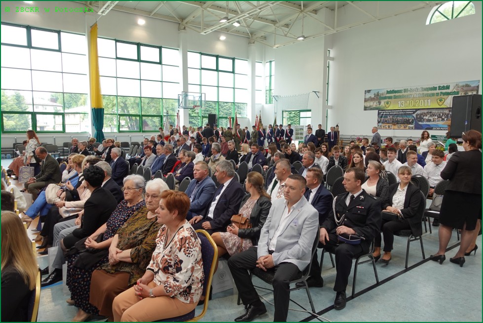 Goście przed rozpoczęciem uroczystości, na pierwszym planie przewodnicząca KGW w Potoczku oraz Komendant OSP w gminie Potok Wielki.