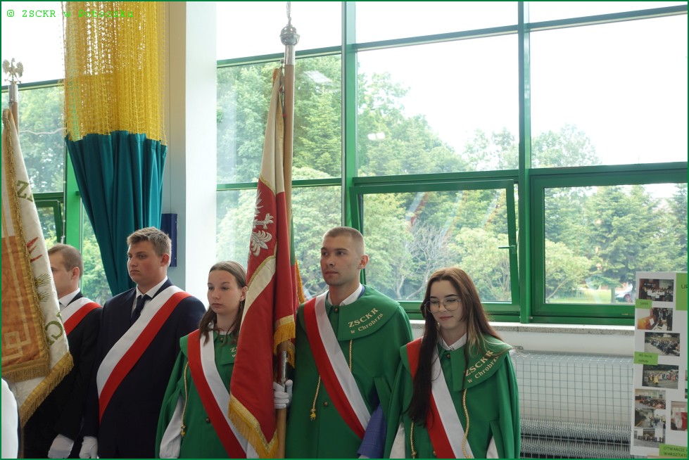 Delegacje ze sztandarami z ZSCKR w Chrobrzu.