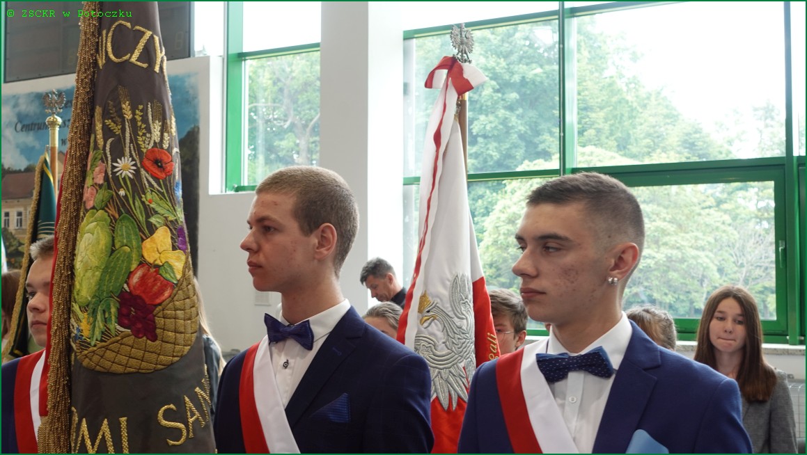 Delegacje ze sztandarami z Sandomierza w czasie Mszy Świętej.