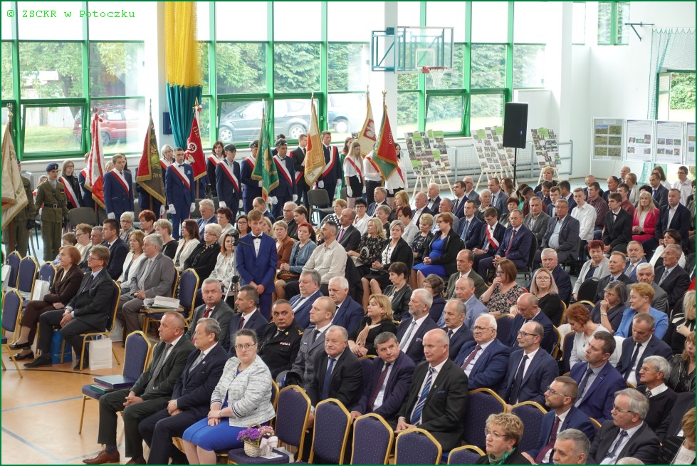 Przybyli goście w czasie uroczystości zdjęcie z trybun w pierwszym rzędzie Dyrektor ZSCKR w Potoczku Dariusz Wolan oraz Senator RP Józef Zając.