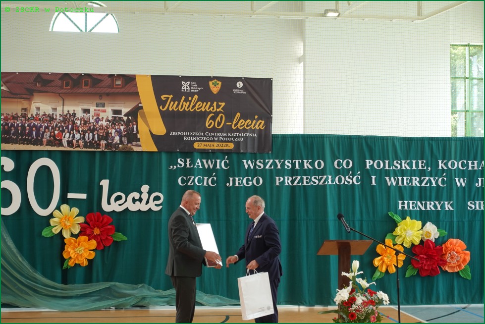 Wicewojewoda lubelski Bolesław Gzik przekazuje upominek Panu Dariuszowi Wolanowi dyrektorowi ZSCKR w Potoczku.