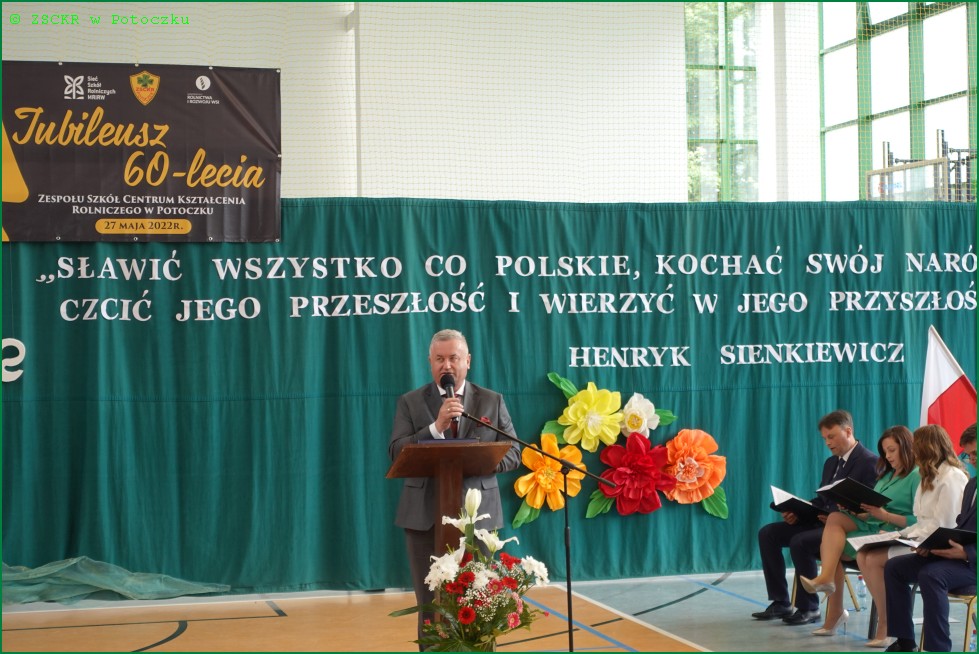 Przemawia Burmistrz Modliborzyc, absolwent szkoły Witold Kowalik.
