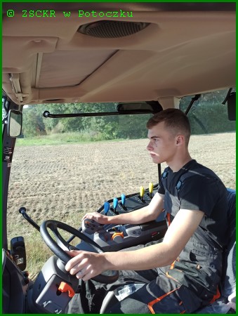 12.	Uczeń klasy III BT Dominik Kaproń podczas pracy na polu.