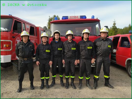 Klasa mundurowa.  Działający w szkole oddział mundurowy -  w czasie ćwiczeń pożarniczych. 