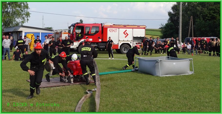 Męska drużyna pożarnicza ZSCKR w Potoczku startująca w zawodach gminnych sportowo-pożarniczych.