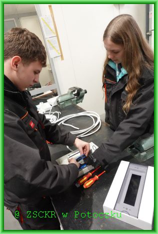 Uczniowie Techniku urządzeń i energetyki odnawialnej w czasie zajęć praktycznych uczący się zarabiać i łączyć przewody elektryczne.