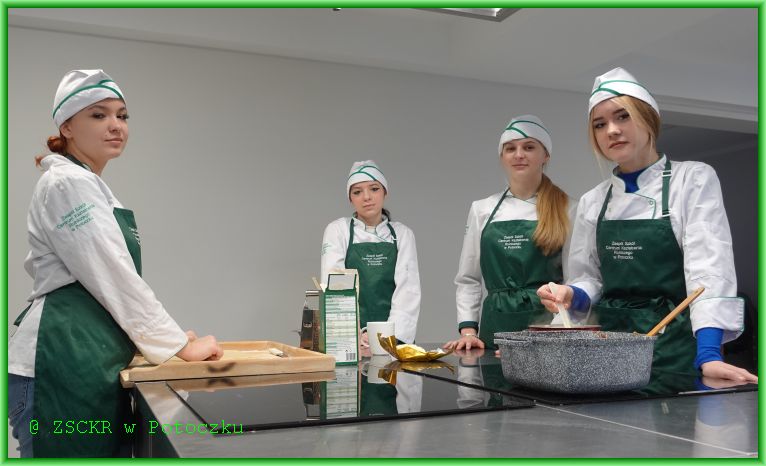 Uczennice klasy 1 Technikum żywienia i usług gastronomicznych na zajęciach praktycznych masę gofrową oraz gulasz.
