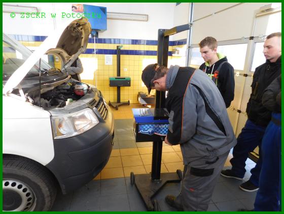 Na stacji diagnostycznej. Technik mechanizacji. Uczniowie w czasie zajęć nabywają umiejętności z zakresu obsługi i naprawy pojazdów i ciągników rolniczych. Poznają również zasady obsługi nowoczesnego sprzętu agrotronicznego i diagnostyki.
